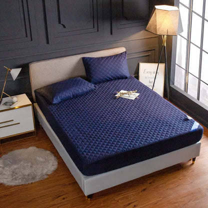 New Quilted Waterproof Mattress Cover Solid Color Waterproof Antibacterial Breathable Elastic Band Fixed Mattress Cover.