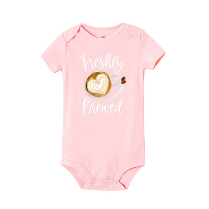 Frisch gebrühter Baby-Strampler, Kaffee, Schwangerschaftsankündigung, Neugeborenen-Body, Outfit, Kaffee, Babyparty, Geschenk, niedliche Säuglingskleidung.
