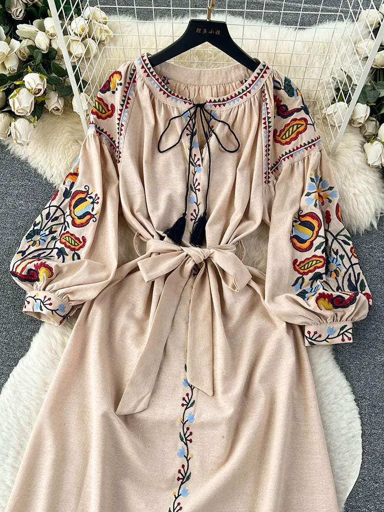 Frauen Frühling Herbst Kleid Vintage Ethnischen Stil Laterne Langarm Bestickt Rundhals Schlank A-linie Baumwolle Leinen Kleid D4930.