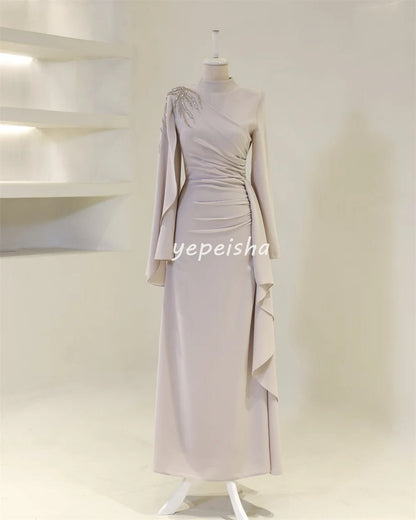 Maßgeschneiderte glitzernde Jersey-Falten, gerüscht, drapiert, mit Perlen besetzt, mit Pailletten, gerader, hoher Kragen, lange Kleider, maßgeschneiderte Anlasskleider im Retro-Stil.