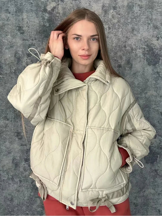 ZBZA Women's Quilted Loose Jacket Mantel Drawstring hoher Kragen Reißverschluss lange Ärmel Versteckter Knopf Doppeltaschen Clip Baumwolle Outerwear Herbst Winter Neue Weibliche Chic Mantel.
