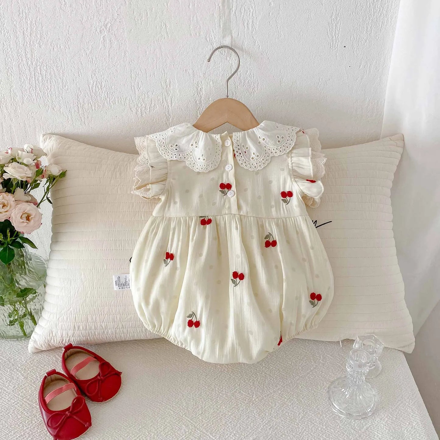 0-2 Jahre Babykleidung, Spitzenkragen-Body, Kirschstickerei, Baby-Body und einteilige Kleinkind-Geburtstagskleidung.