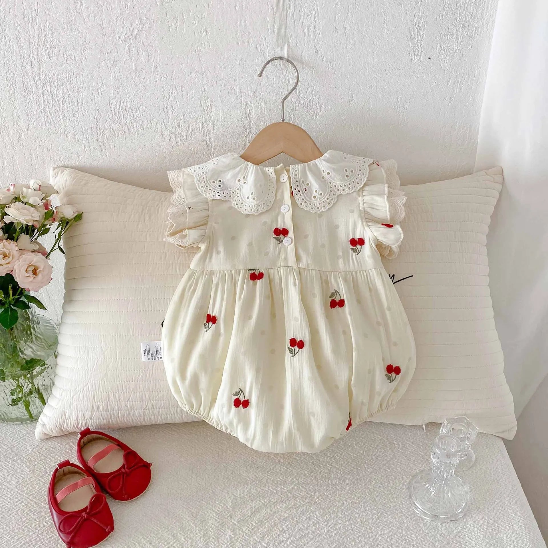 0-2 Jahre Babykleidung, Spitzenkragen-Body, Kirschstickerei, Baby-Body und einteilige Kleinkind-Geburtstagskleidung.