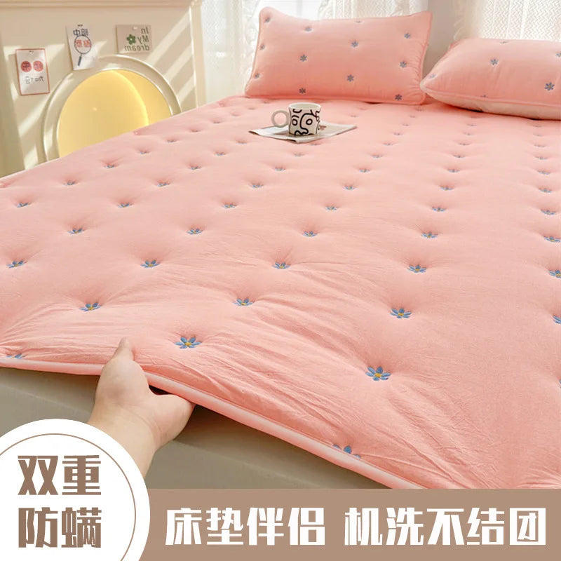 Removable Mattress Protector Thin Lightweight Bed Cover Fits All Sizes Easy to Clean.