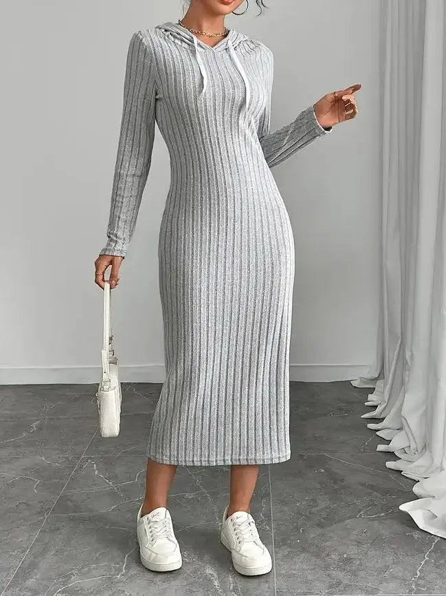 Lässiges, langärmliges, geripptes Strickkleid mit Kapuze für Damen – Slim-Fit- und figurschmeichelndes mittellanges, figurbetontes Herbstkleid 2025, Herbst.