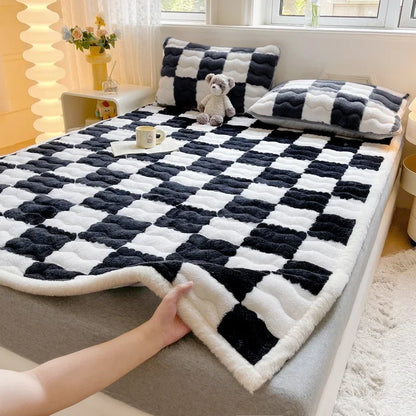 Checkered A-Class Thick Quilted Mattress 1 Pcs Warm Antibacterial Bed Pad for Autumn Winter Super Soft Fits Mattress for Single