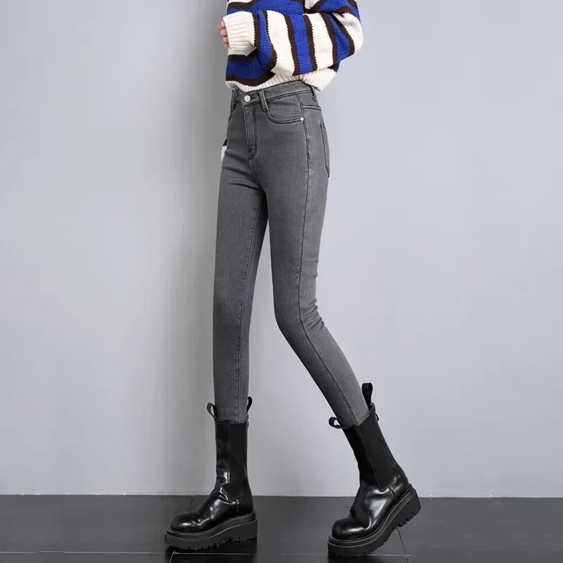 Frauen Thermische Dünne Jeans Mom Winter Warme Plüsch Stretch Jeans Dame Fleece Schnee Denim Hosen Student Bleistift Gerade Bein Hosen.
