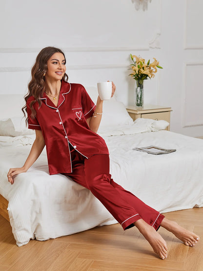 Pyjama-Set aus Satin mit Herz-Stickerei, lässig, kurzärmelig, Knopfleiste, Reverskragen, Oberteil und Hose, Damen-Nachtwäsche