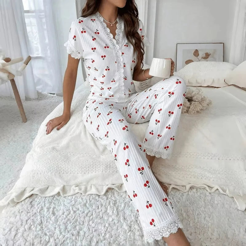 Damen-Pyjama-Set mit Spitzenbesatz, kurzärmliges Oberteil mit Knöpfen vorne und durchgehende Hose, Kirschdruck, 2-teilig, Nachtwäsche, Nachtwäsche, Homewear.
