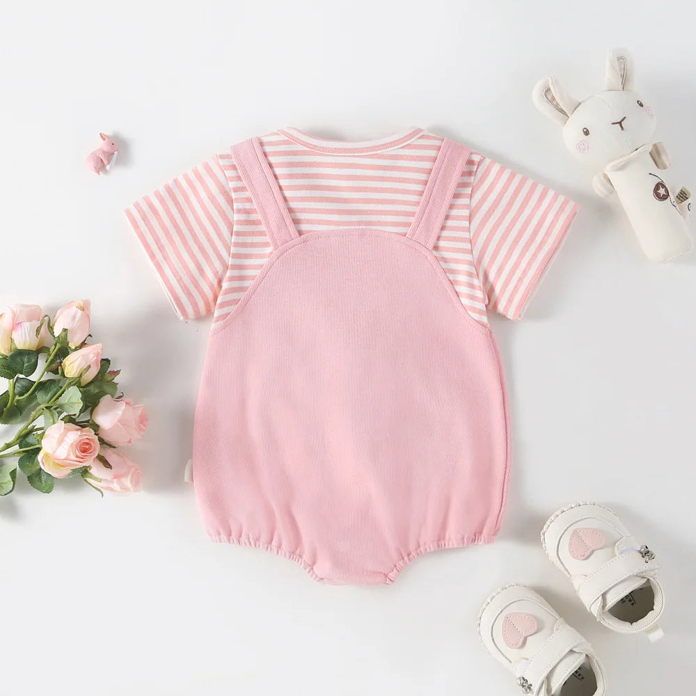 2024 Sommer Baby Mädchen Kleidung niedlichen Hasen falsch zweiteiligen Bodysuit Kleinkind Streifen Patchwork einteilige Kleidung.