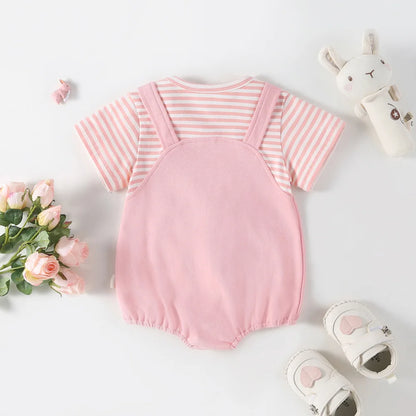 2024 Sommer Baby Mädchen Kleidung niedlichen Hasen falsch zweiteiligen Bodysuit Kleinkind Streifen Patchwork einteilige Kleidung.