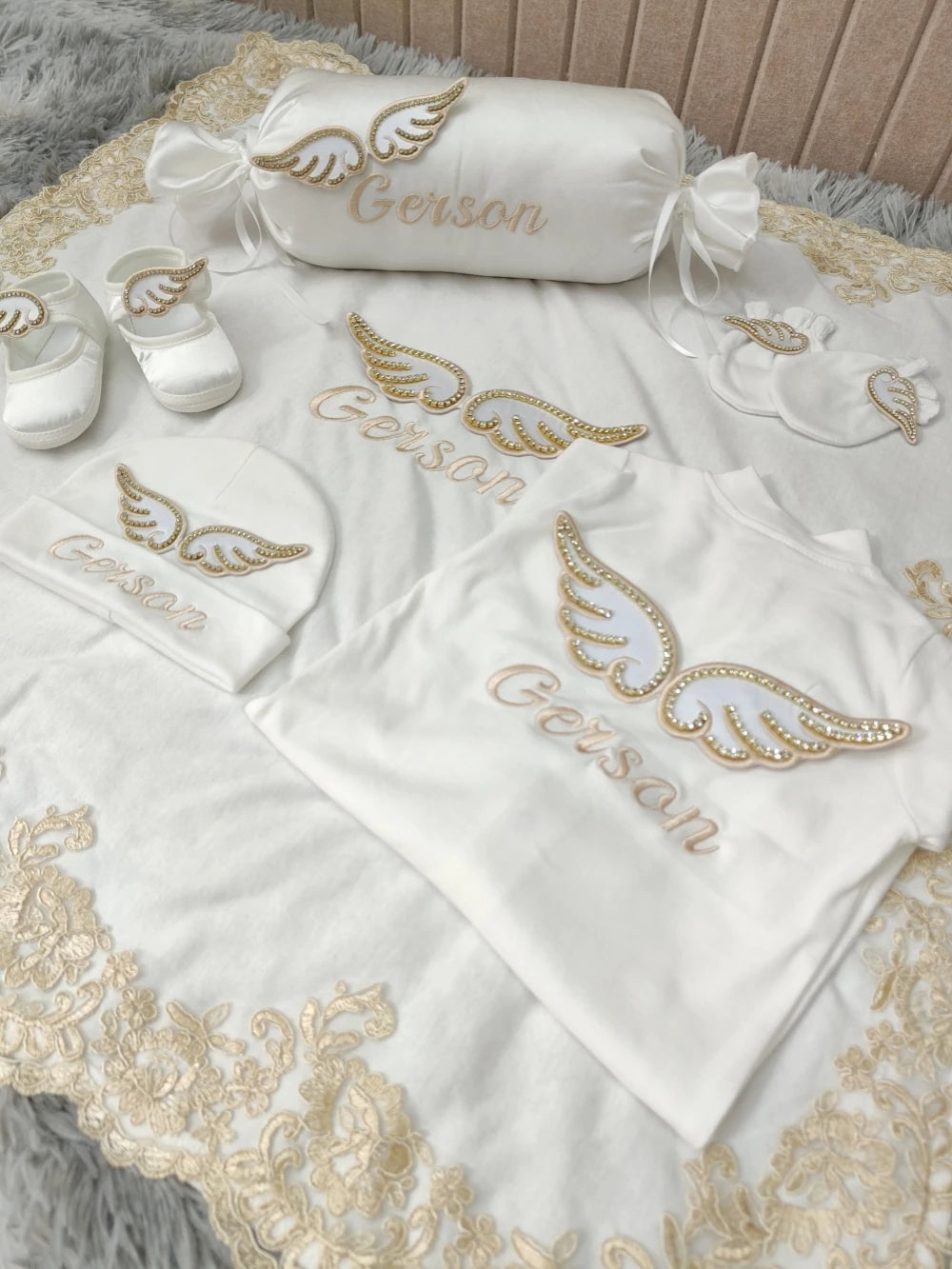 Baby Gold Angle Wings Einzigartige wesentliche Geschenkbox Personalisierter Name Strampler Set Kissen Decke Babyausstattung Outfit Geschlecht offenbaren Geschenke.